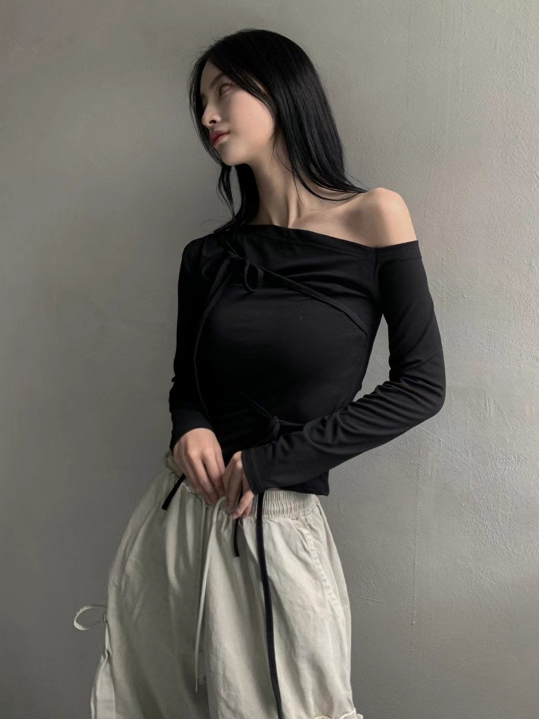 Off-shoulder Strap Ribbon Shirring Long Sleeve Top (black)