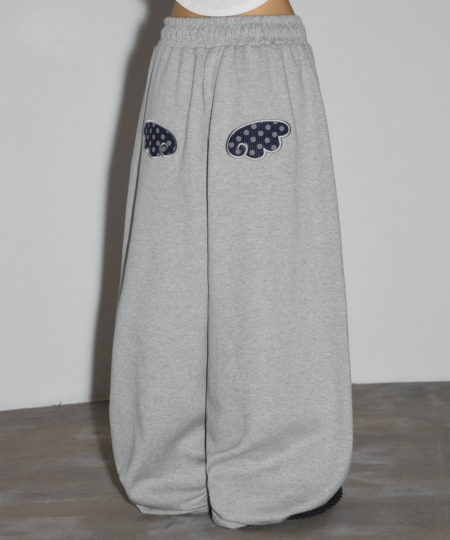 [SLEEKGLOW]Angel Patch Curved Sweatpants [Gray]