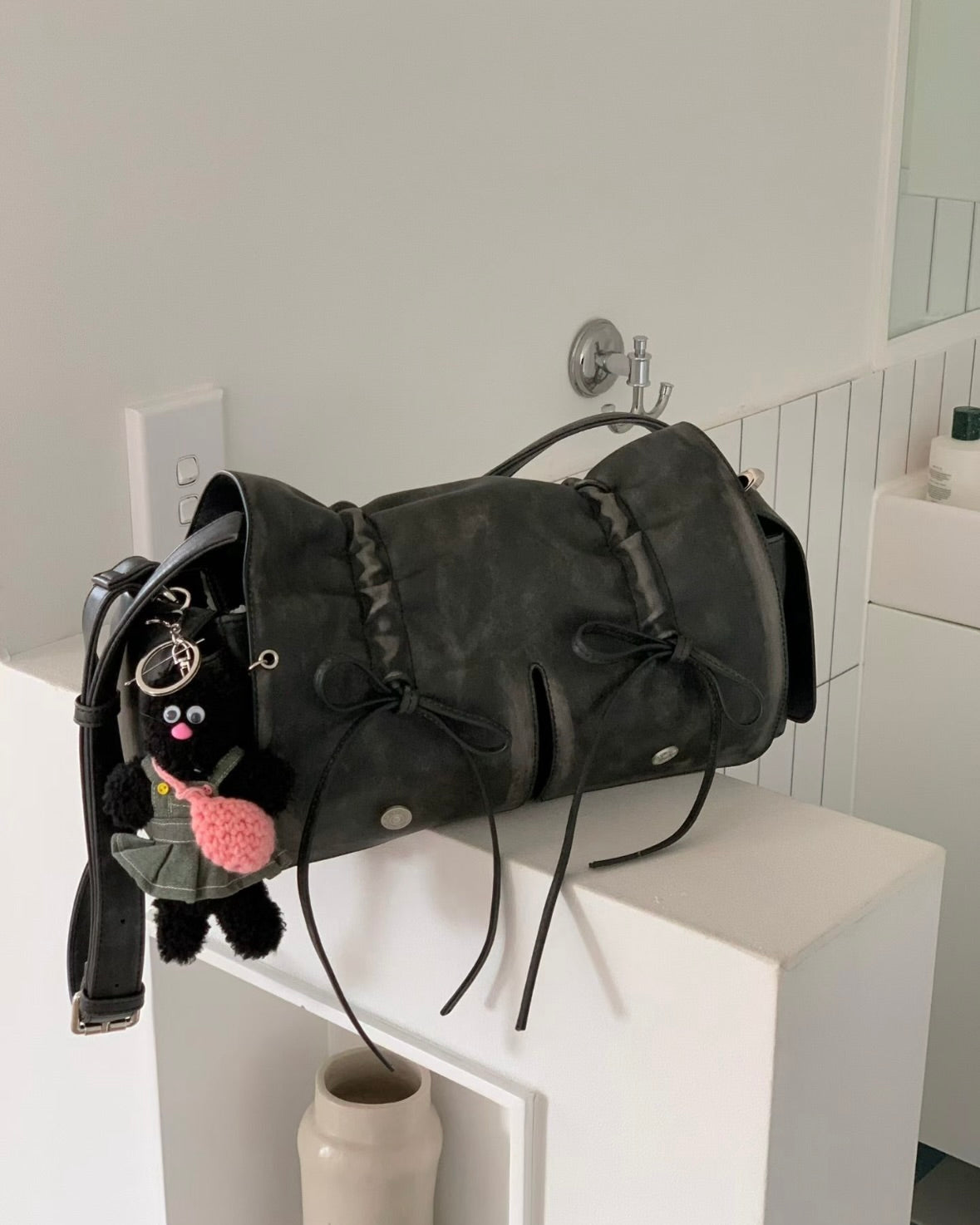 Black Designer Brand Ribbon Leather Shoulder Bag (Large/Mini)