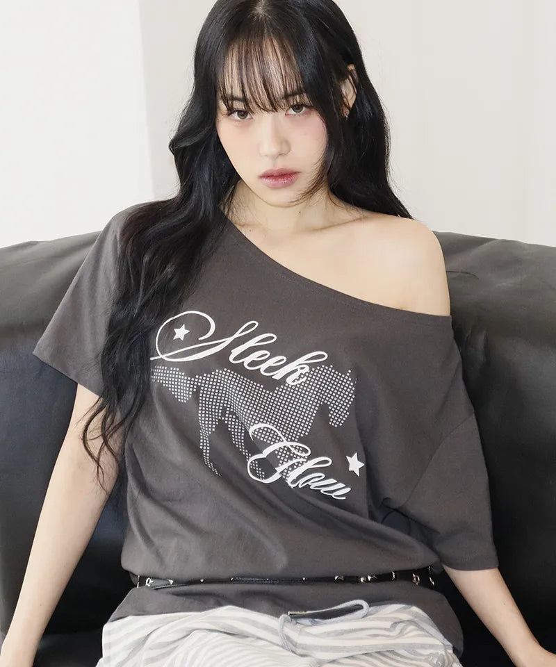 [SLEEKGLOW] Horse One-Shoulder T-Shirt [Charcoal]