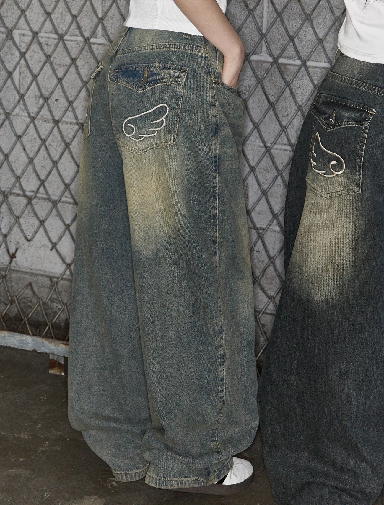 [LOOXP] Angel Wing Washed Back Pocket Balloon Wide Denim Pants Vintage Medium Blue