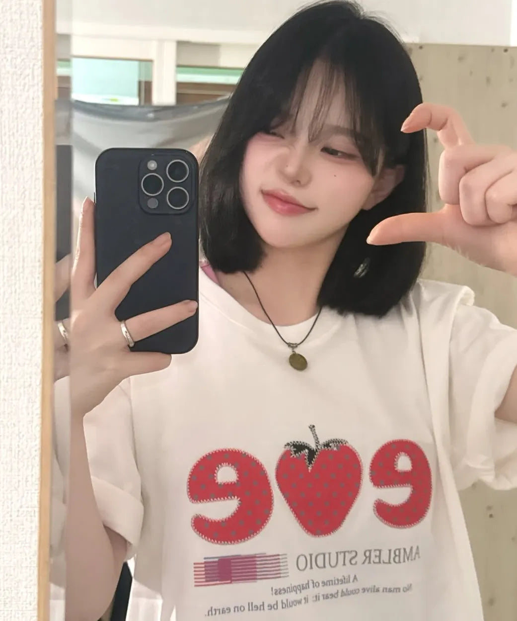 [Ambler] Strawberry Applique Embroidery Short Sleeve T-shirt (Oversize/Crop/2 Colours)
