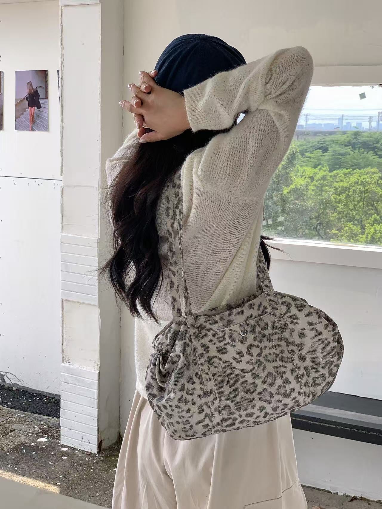 (BF NEW IN) Cozy Leopard Print Shoulder Bag