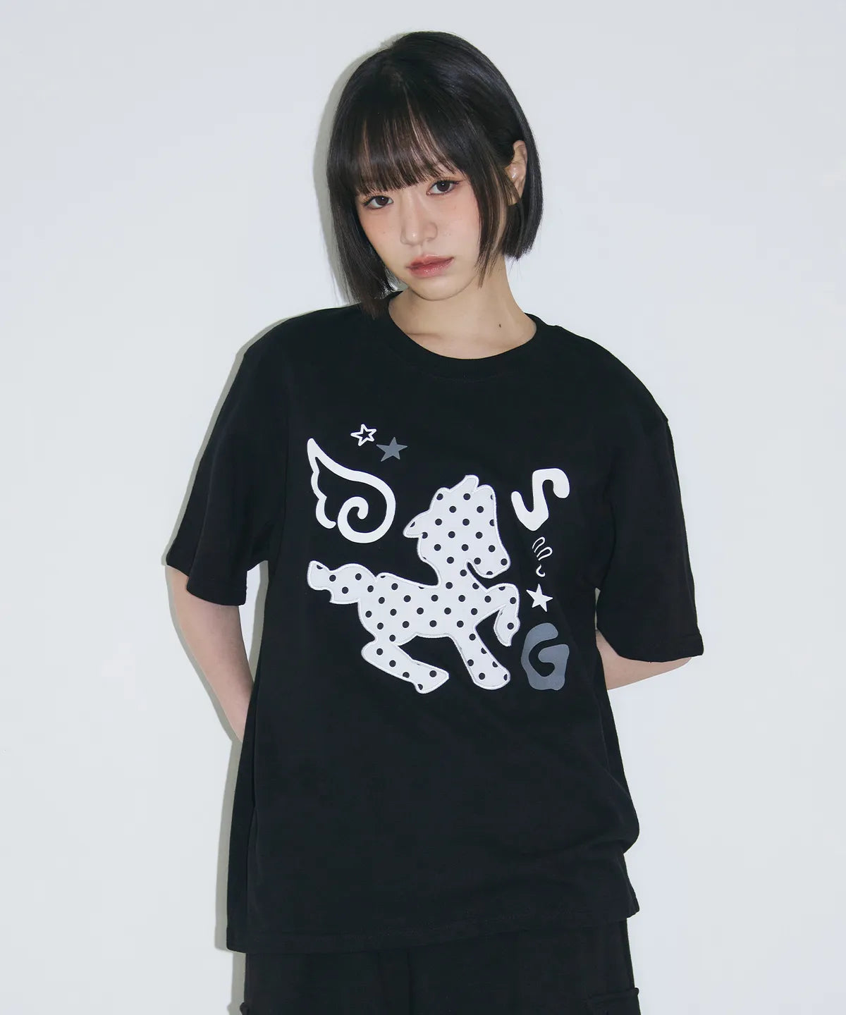 [SLEEKGLOW] Dot Pony Applique T-shirt [Black]