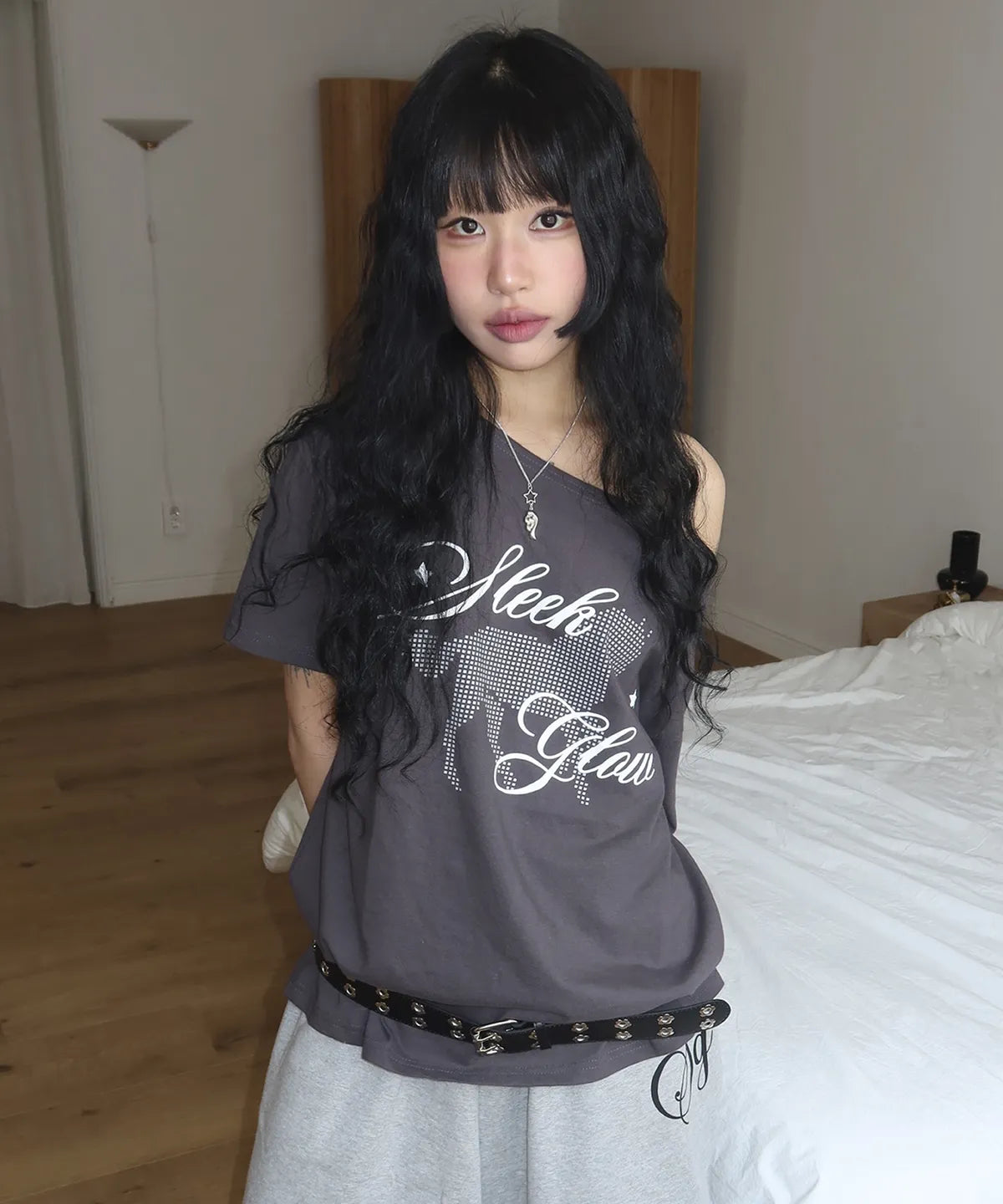 [SLEEKGLOW] Horse One-Shoulder T-Shirt [Charcoal]