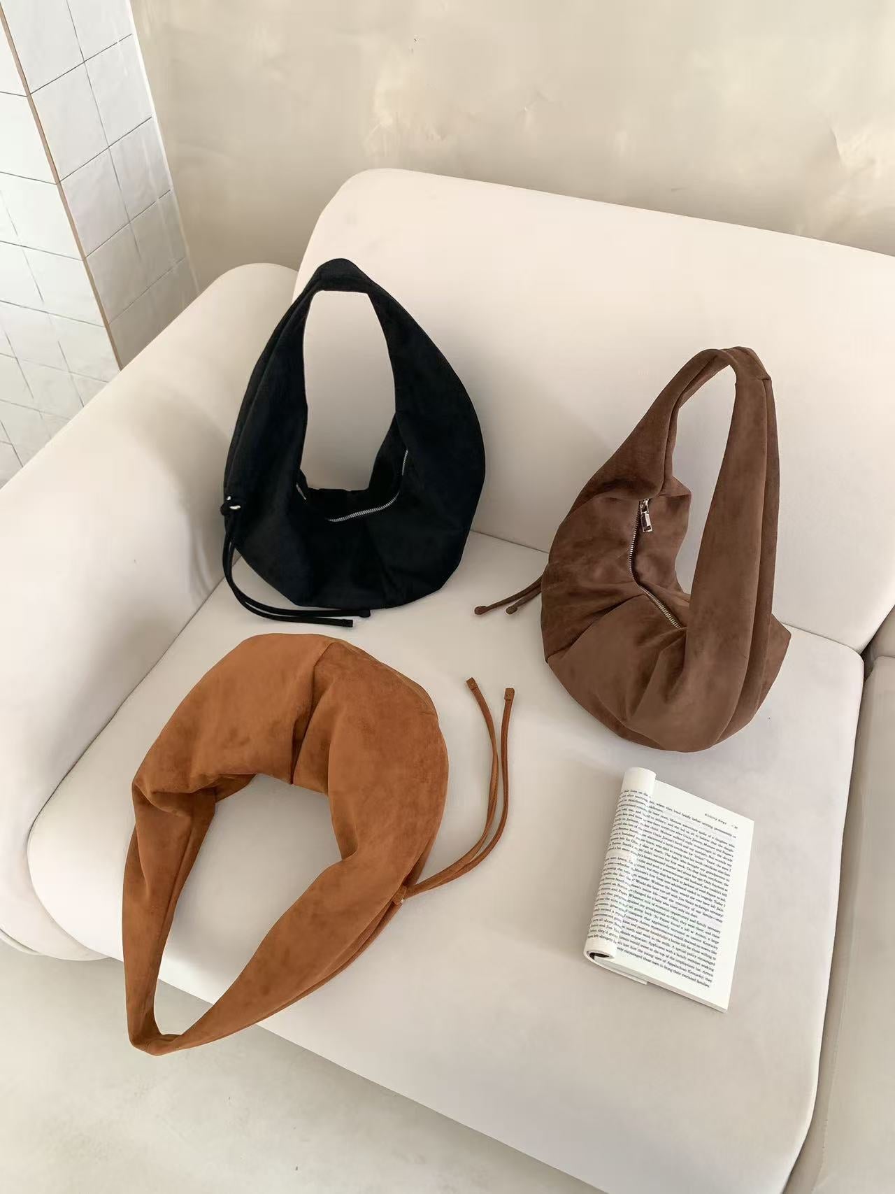 (BF NEW IN) Winter Croissant Ring bag