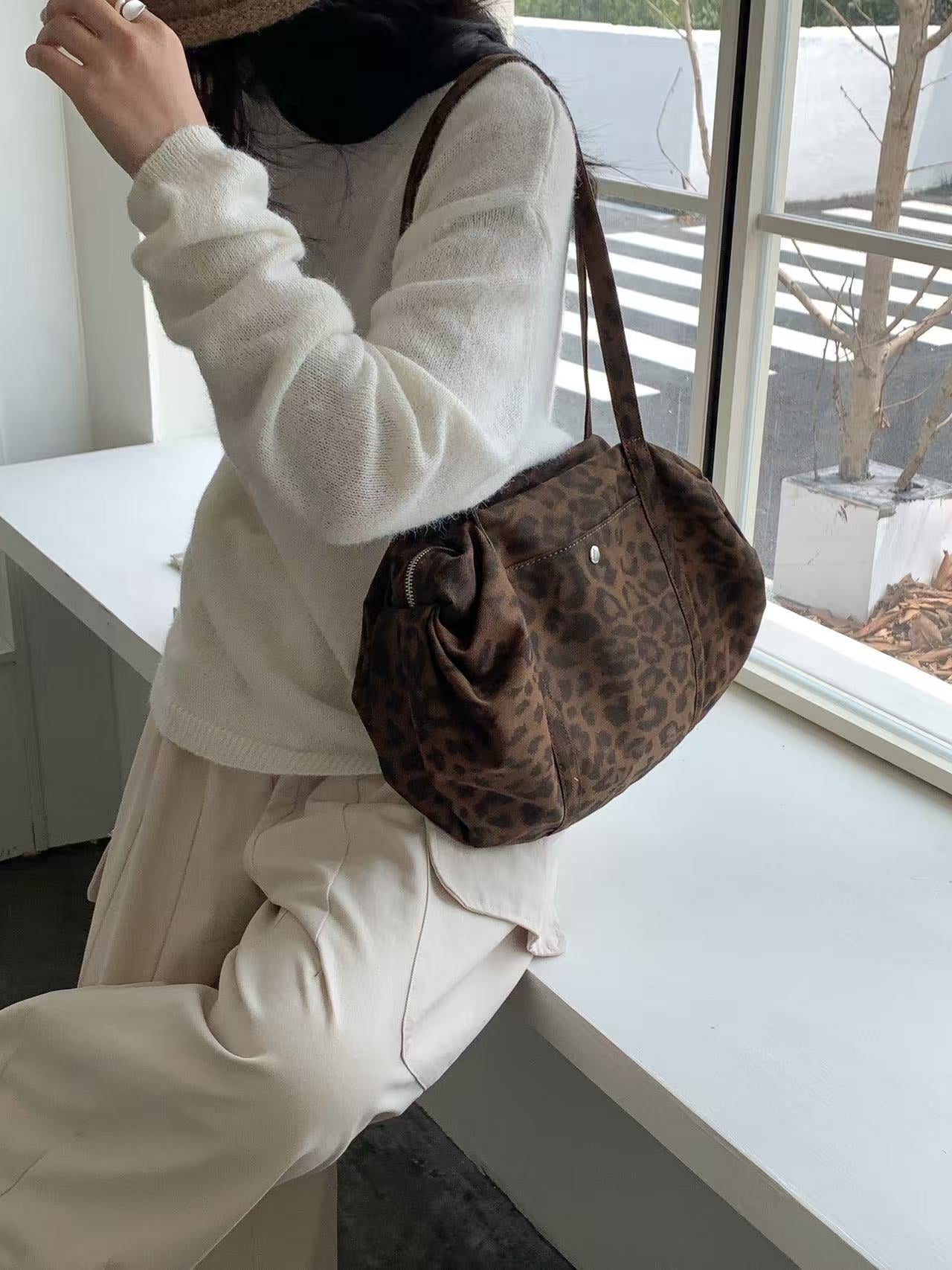 (BF NEW IN) Cozy Leopard Print Shoulder Bag