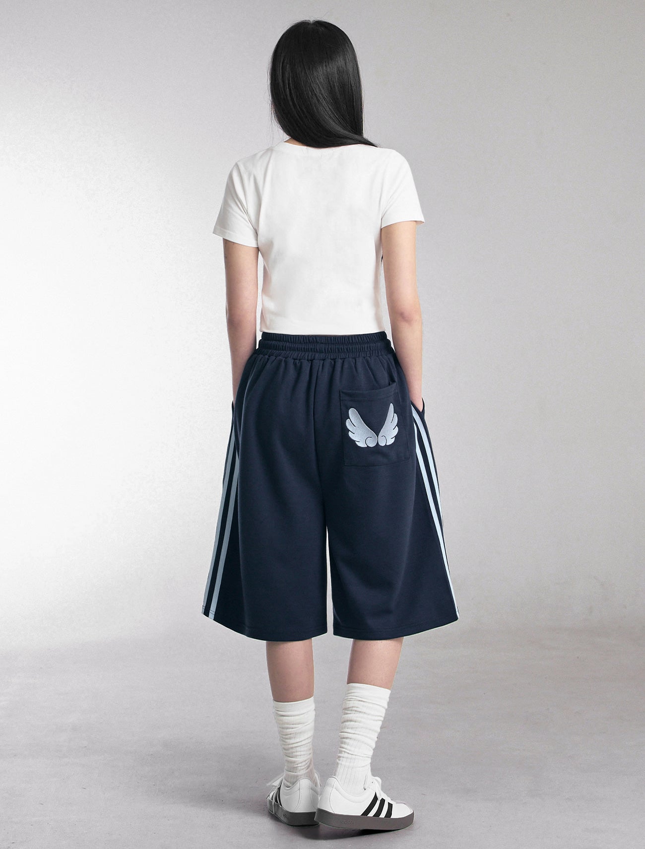 [LOOXP] Track Angel Embroidered Back Pocket Bermuda Pants Navy