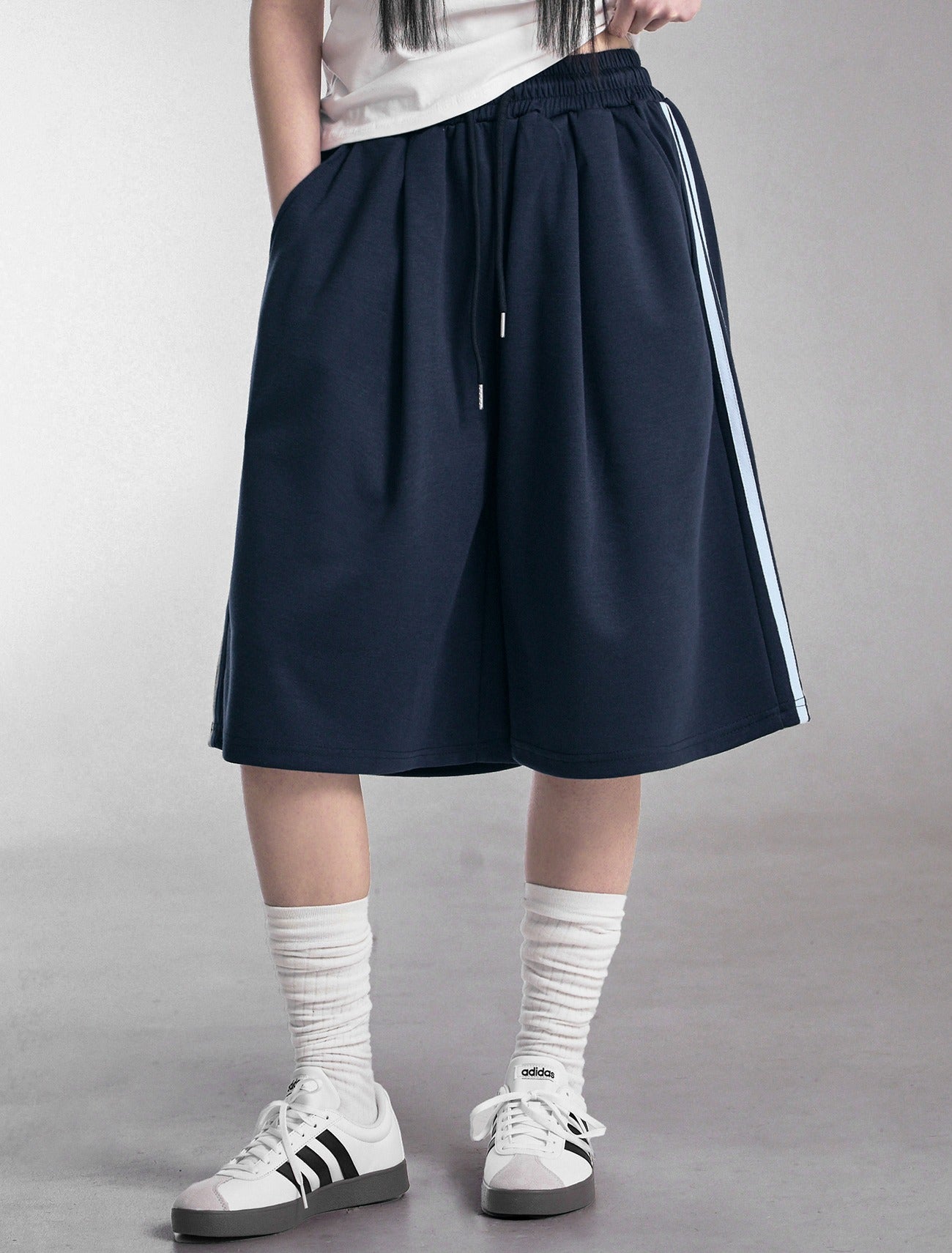 [LOOXP] Track Angel Embroidered Back Pocket Bermuda Pants Navy