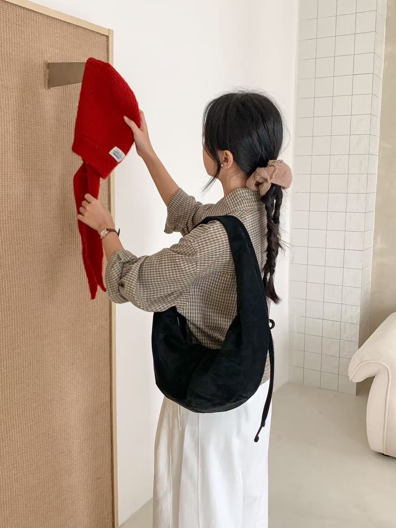 (BF NEW IN) Winter Croissant Ring bag