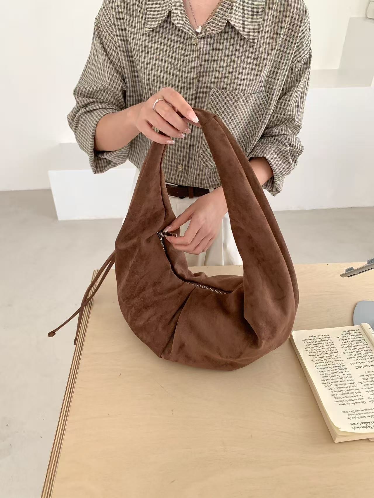 (BF NEW IN) Winter Croissant Ring bag