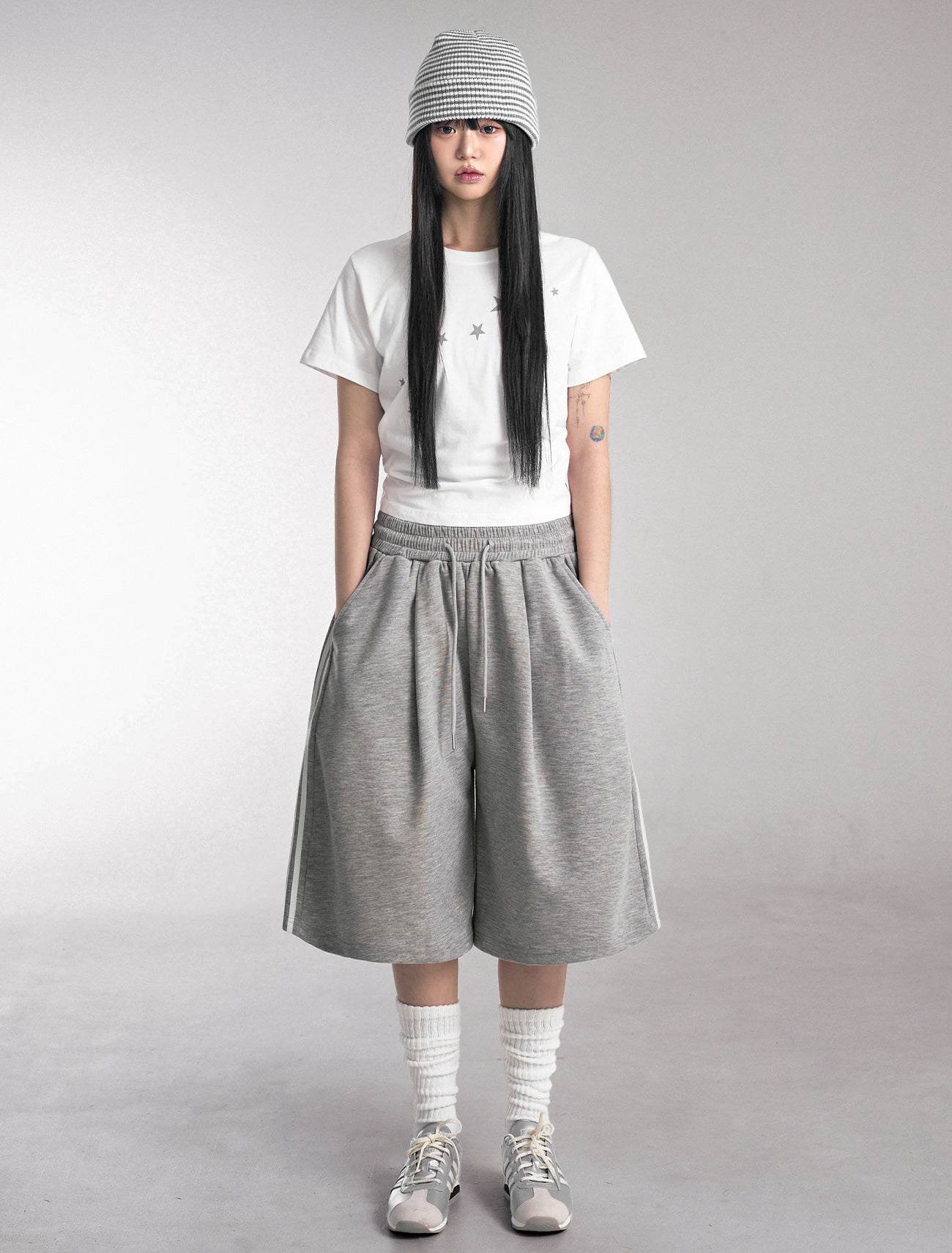 [LOOXP] Track Angel Embroidered Back Pocket Bermuda Pants Grey