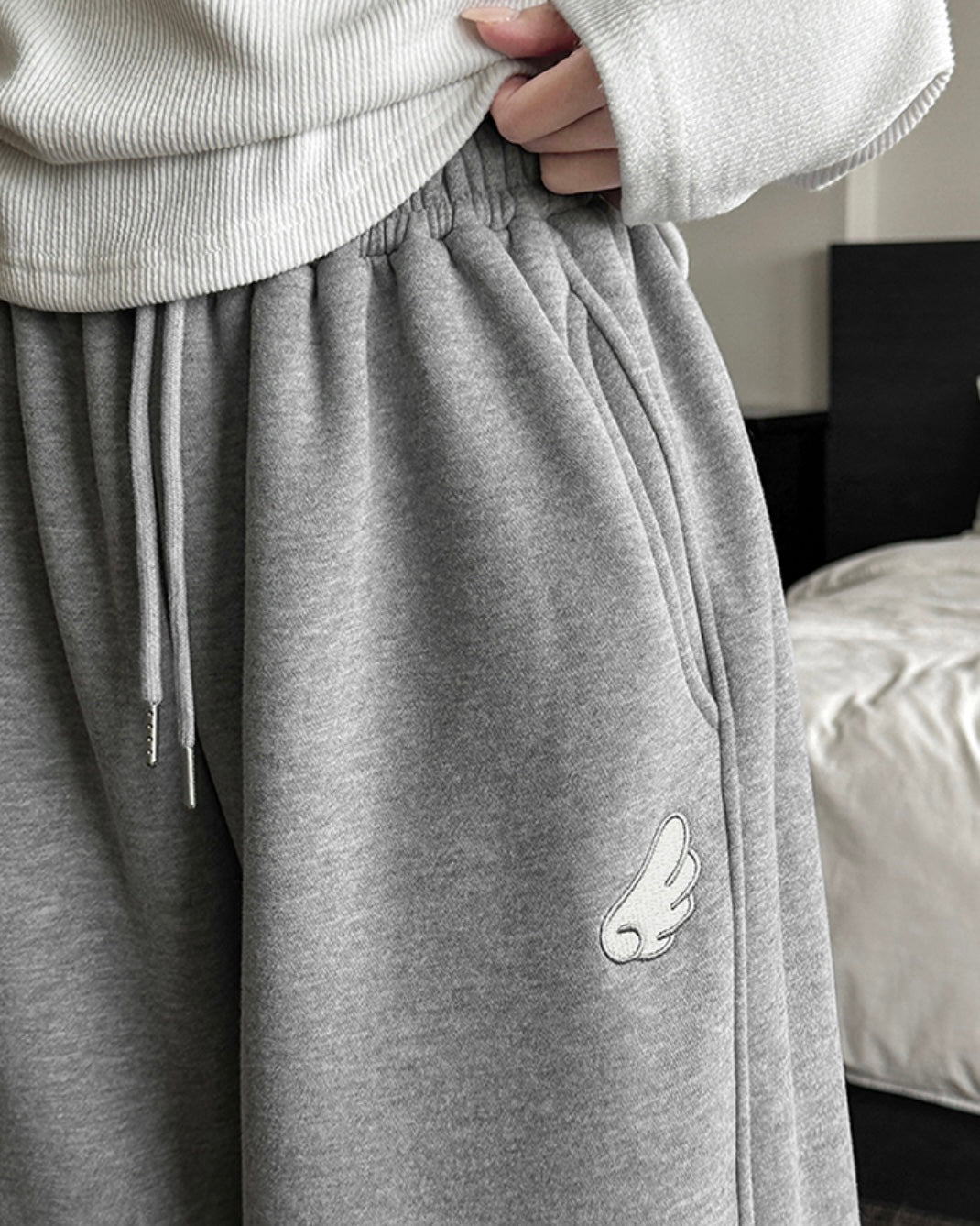 [LOOXP MADE] Sheepskin Short & Long Angel Embroidery Cut-Line Banding Wide Training Long Pants