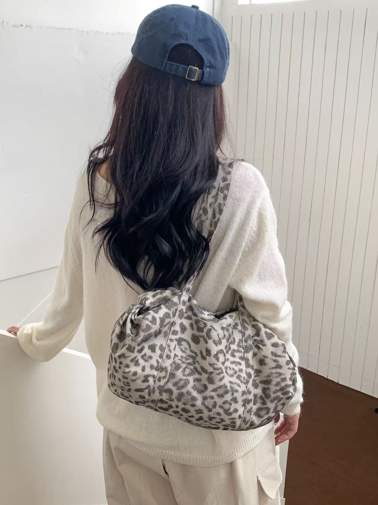 (BF NEW IN) Cozy Leopard Print Shoulder Bag