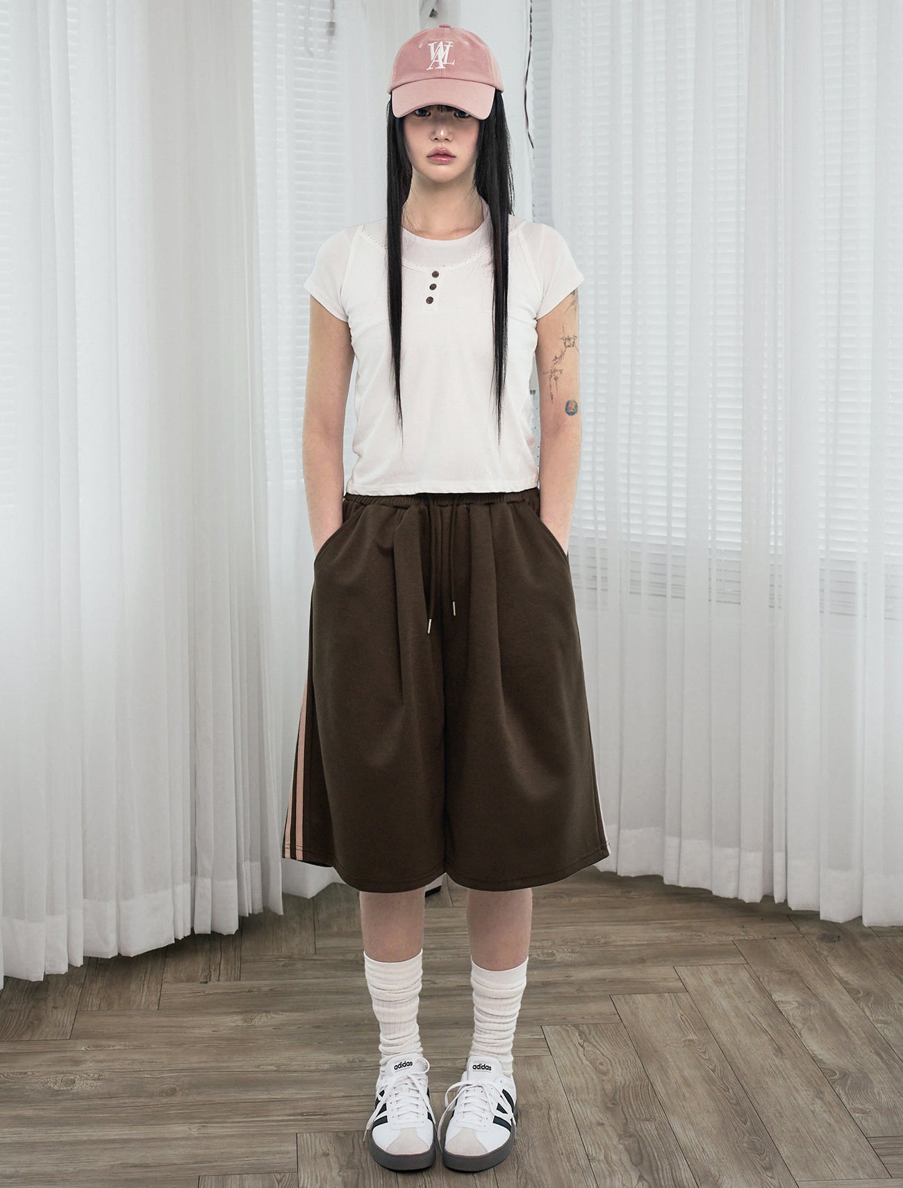 [LOOXP] Track Angel Embroidered Back Pocket Bermuda Pants Brown