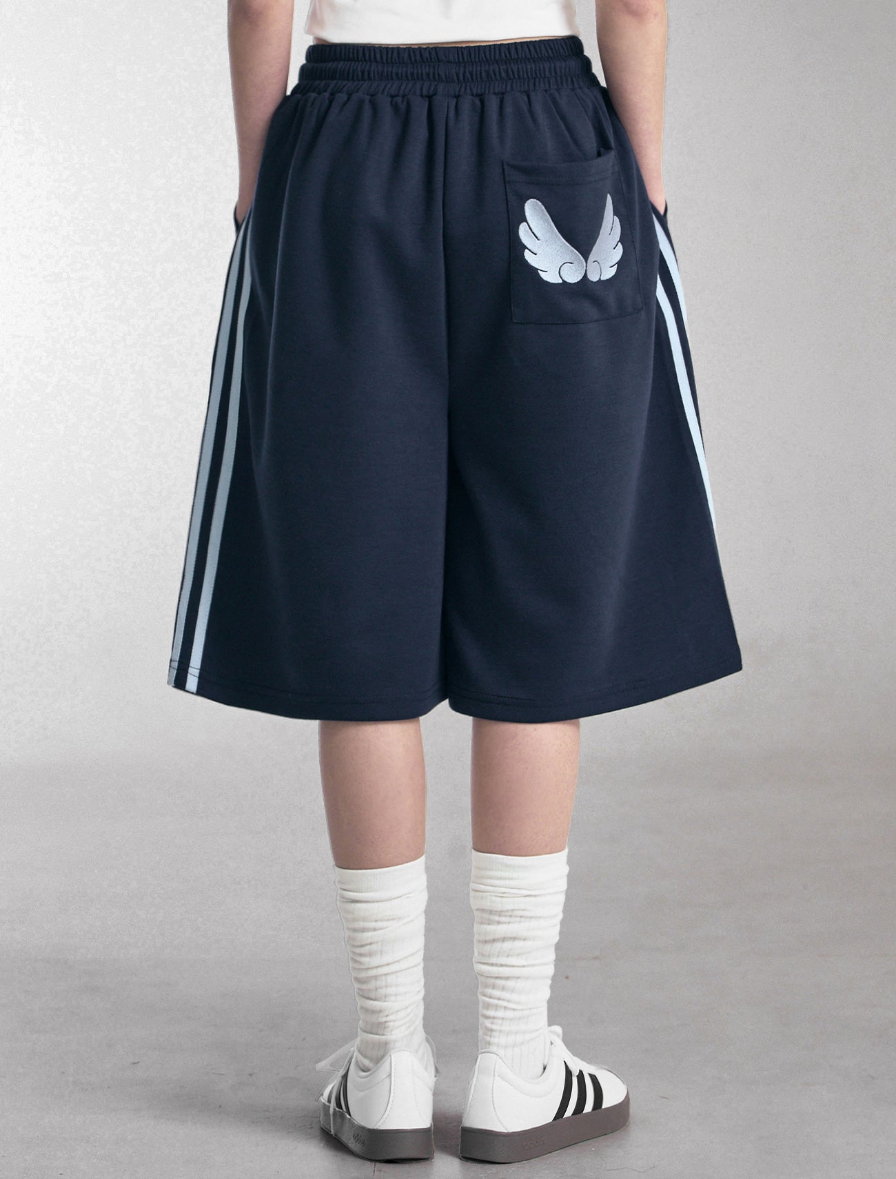 [LOOXP] Track Angel Embroidered Back Pocket Bermuda Pants Navy