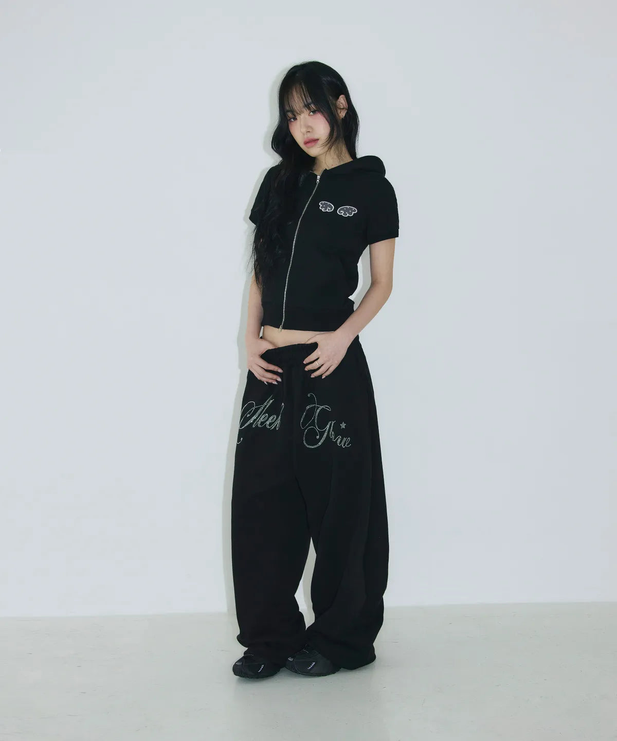 [SLEEKGLOW] Angel Applique Half Zip-Up Hoodie [Black]