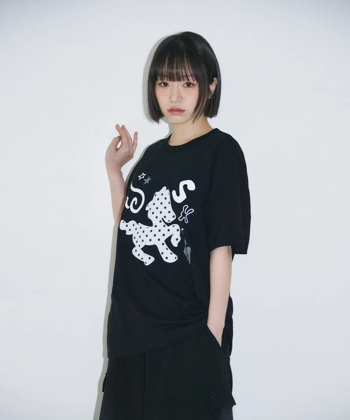 [SLEEKGLOW] Dot Pony Applique T-shirt [Black]