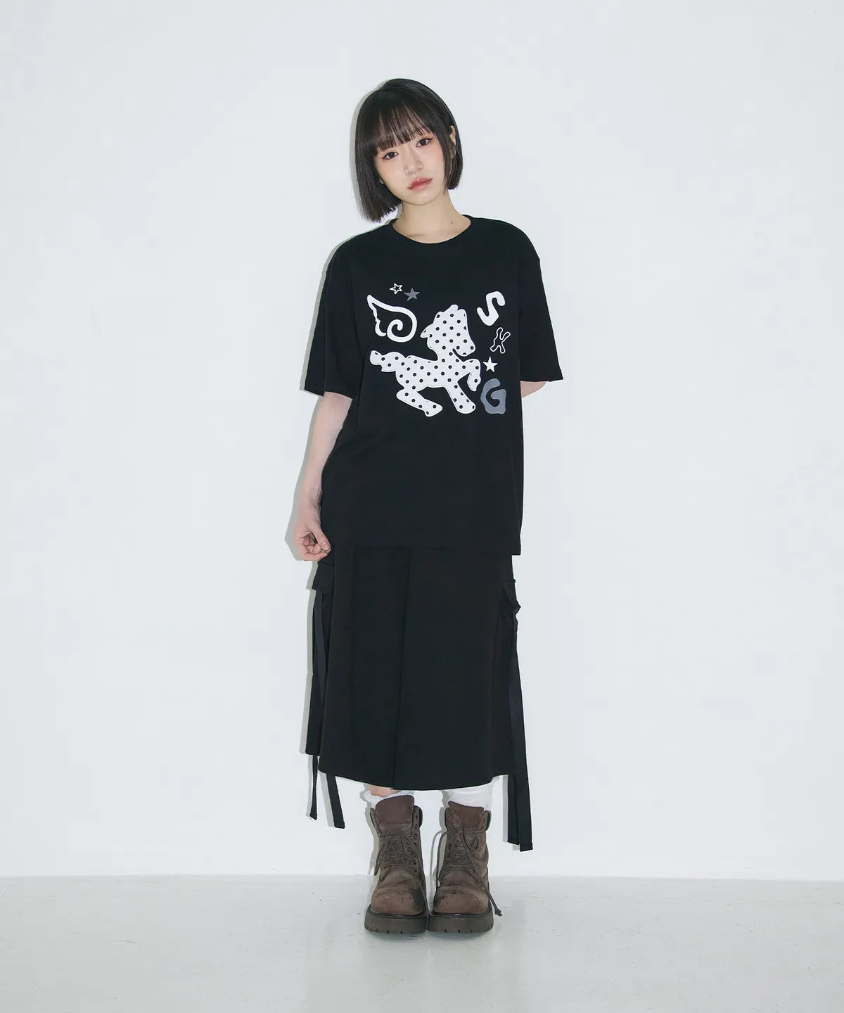 [SLEEKGLOW] Dot Pony Applique T-shirt [Black]
