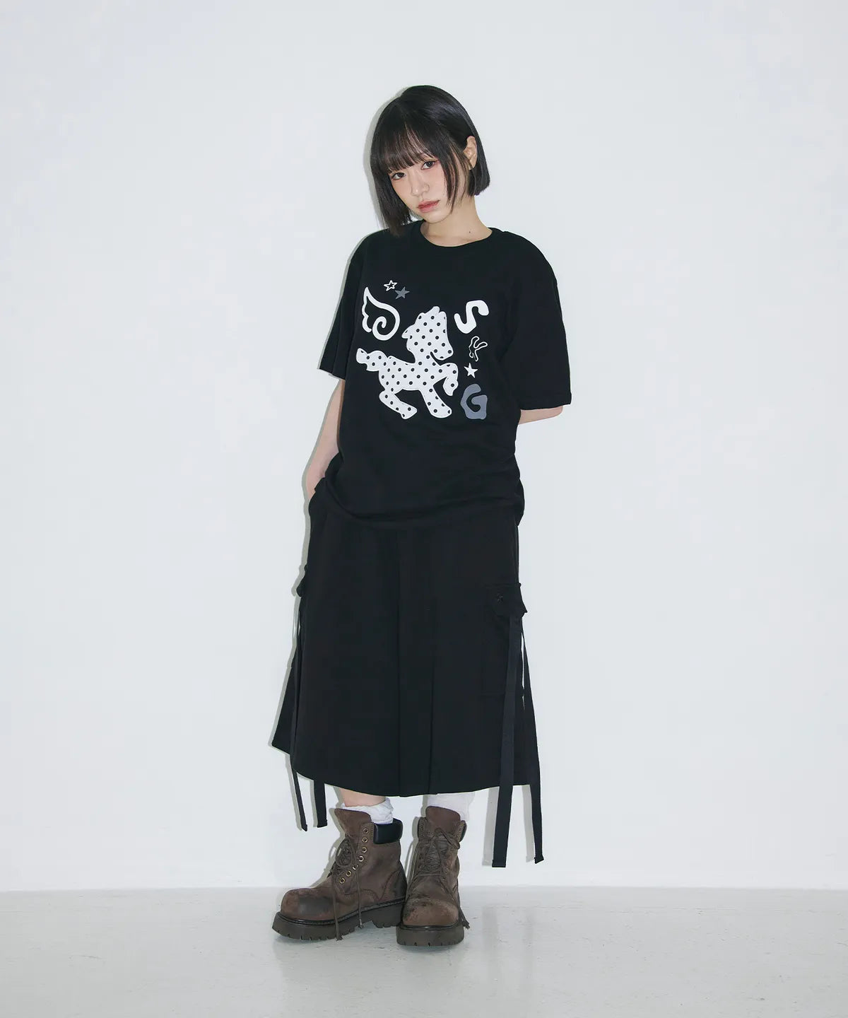 [SLEEKGLOW] Dot Pony Applique T-shirt [Black]