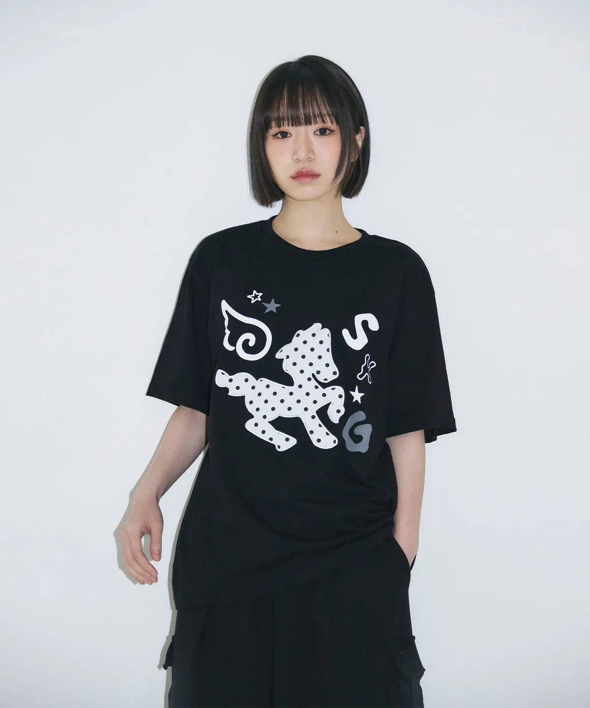[SLEEKGLOW] Dot Pony Applique T-shirt [Black]
