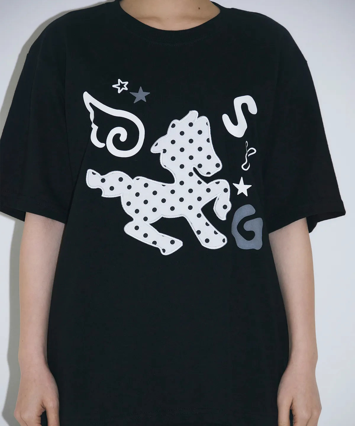[SLEEKGLOW] Dot Pony Applique T-shirt [Black]