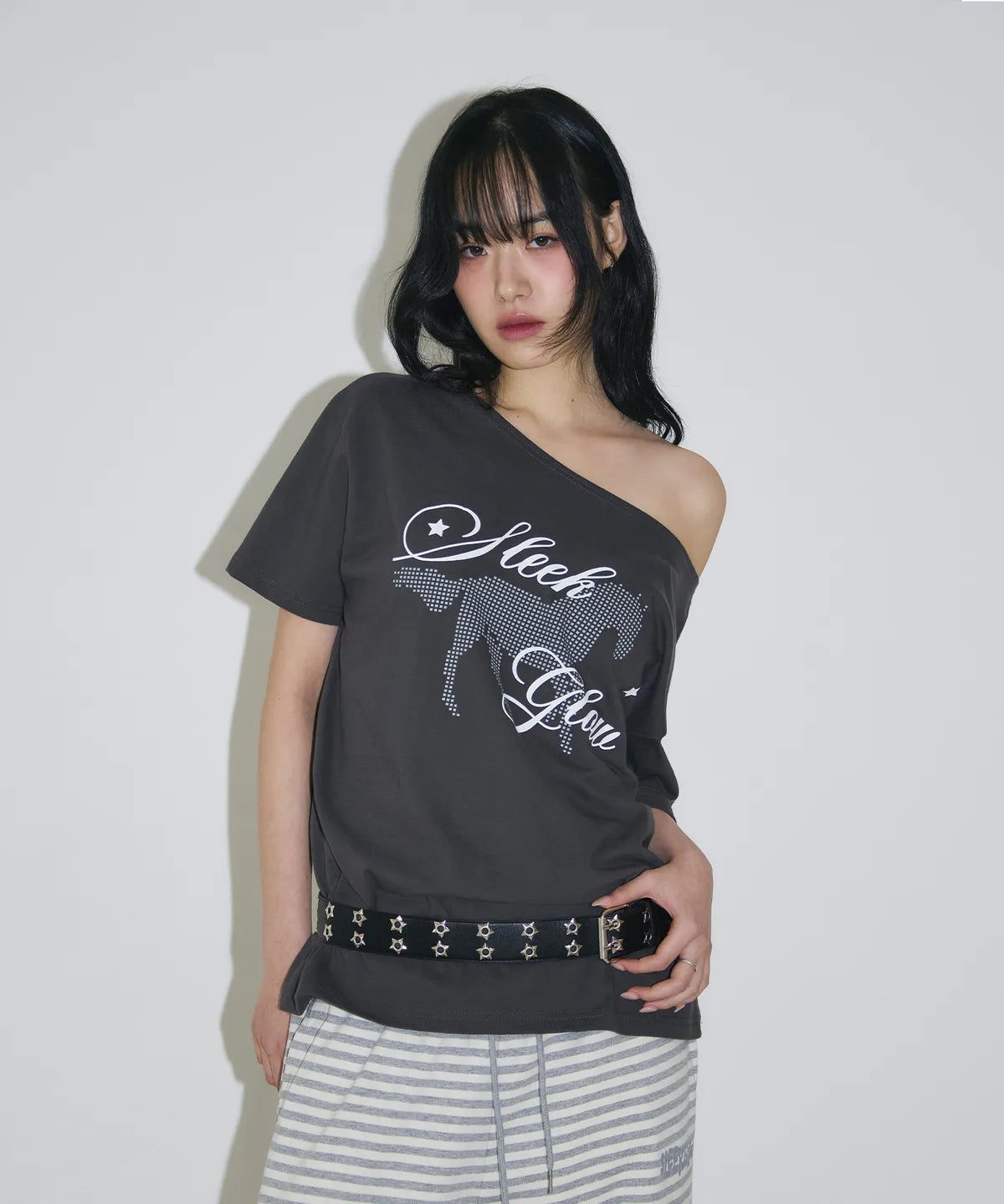 [SLEEKGLOW] Horse One-Shoulder T-Shirt [Charcoal]