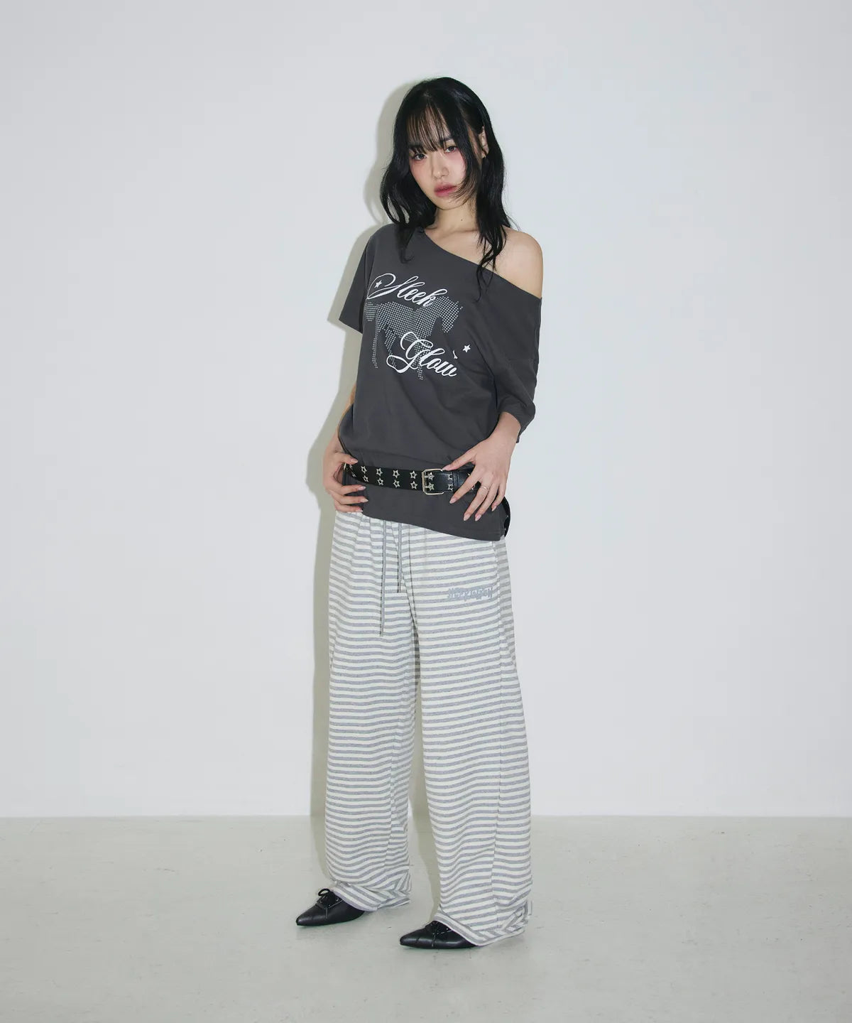 [SLEEKGLOW] Horse One-Shoulder T-Shirt [Charcoal]