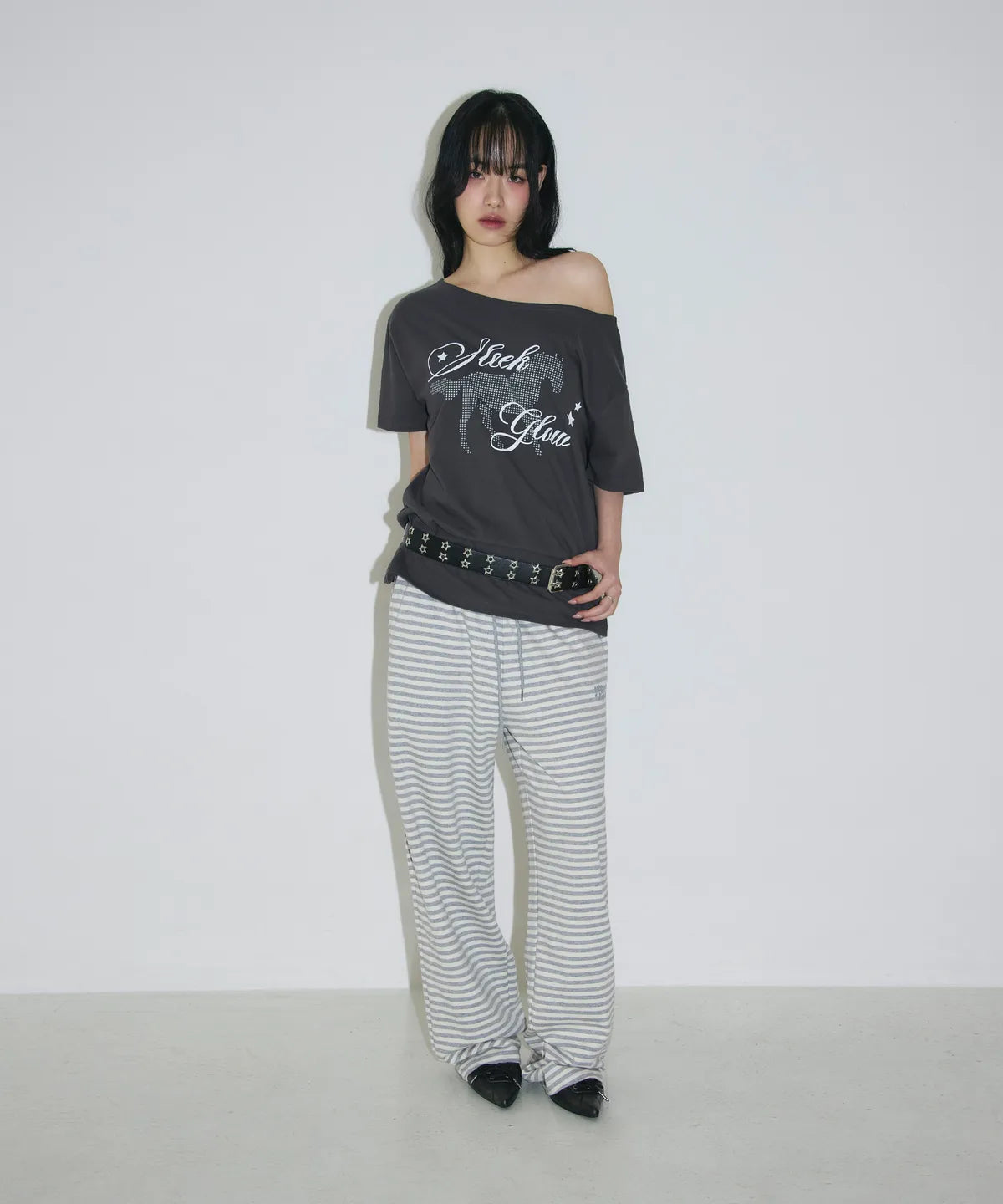 [SLEEKGLOW] Horse One-Shoulder T-Shirt [Charcoal]