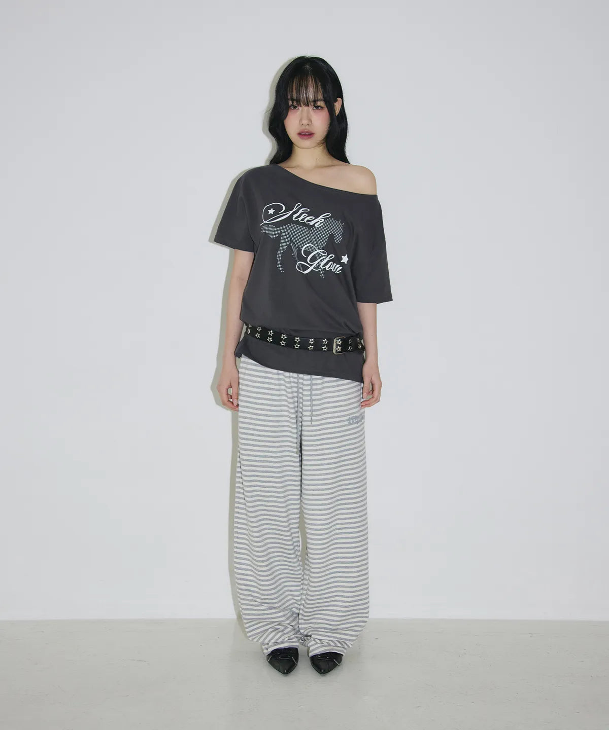 [SLEEKGLOW] Horse One-Shoulder T-Shirt [Charcoal]
