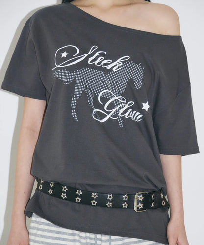 [SLEEKGLOW] Horse One-Shoulder T-Shirt [Charcoal]