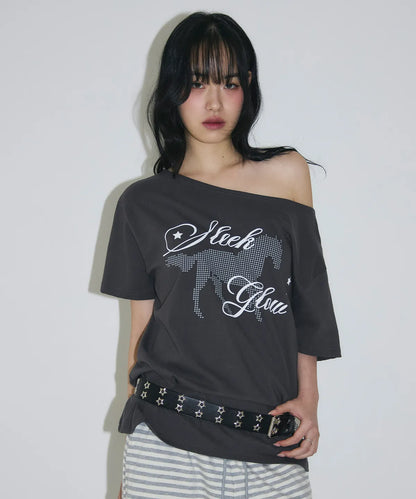 [SLEEKGLOW] Horse One-Shoulder T-Shirt [Charcoal]
