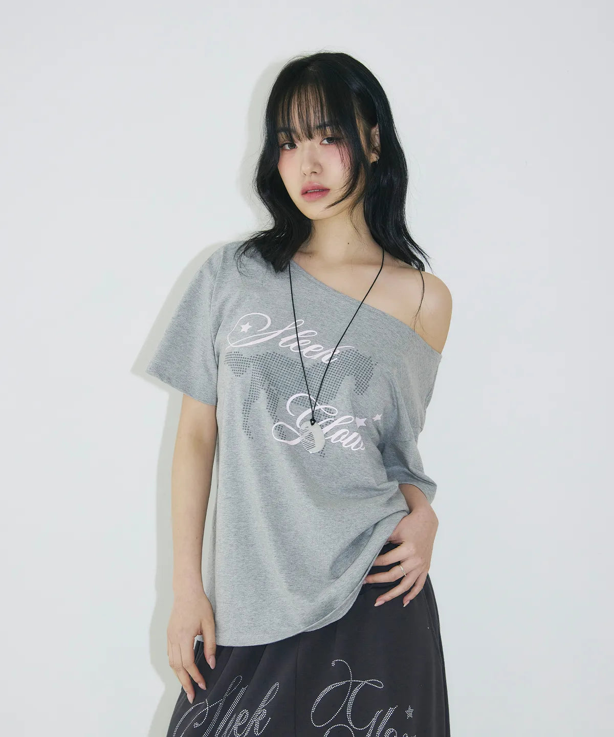 [SLEEKGLOW] Horse One-Shoulder T-Shirt [Gray]