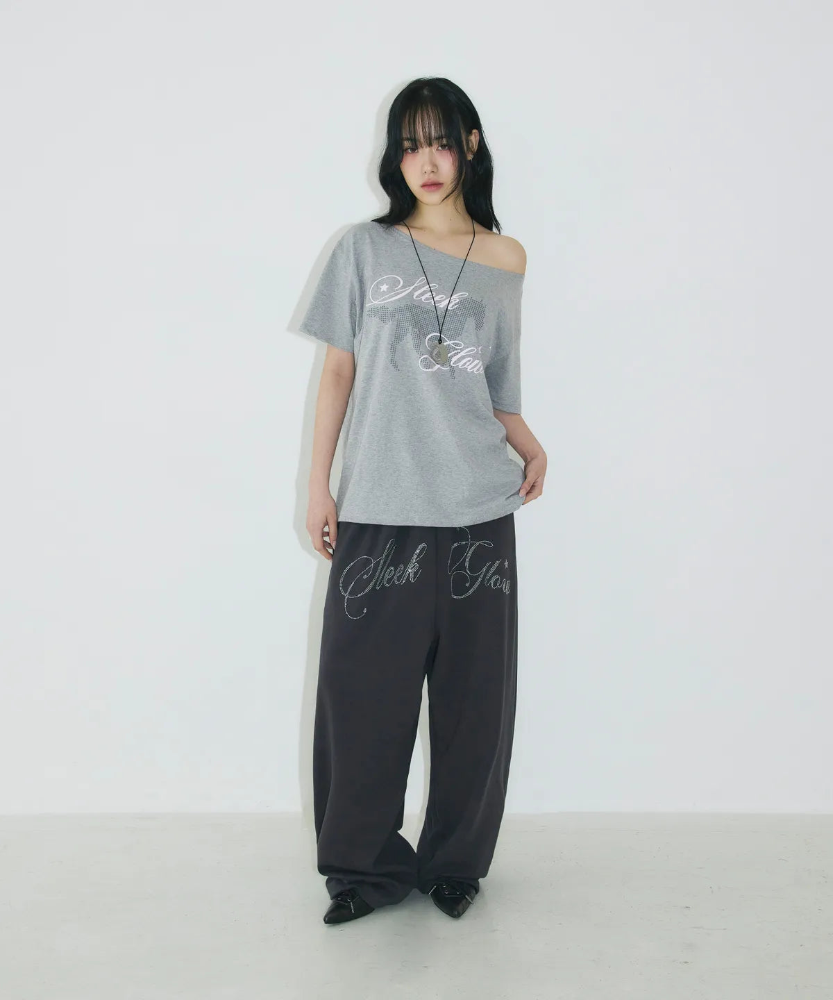 [SLEEKGLOW] Horse One-Shoulder T-Shirt [Gray]